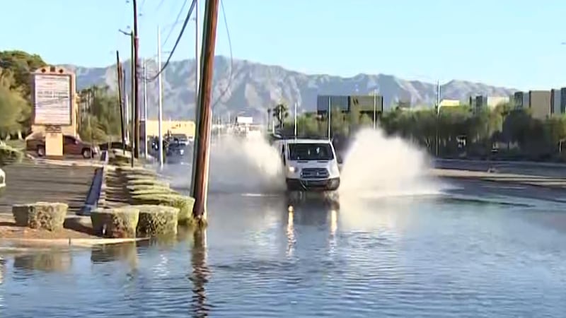 Las cuadrillas del Las Vegas Valley Water District acudieron a atender la rotura de una...