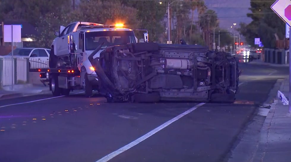 La policía de Las Vegas investiga un accidente con vuelco cerca del centro, en la intersección...