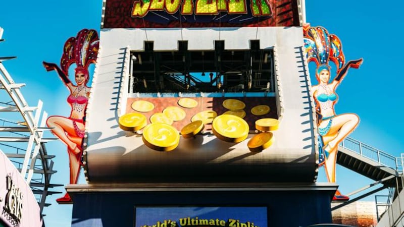 Fremont Street Experience ha lanzado un nuevo paquete llamado 'Zip to Dip’, el cual combina...