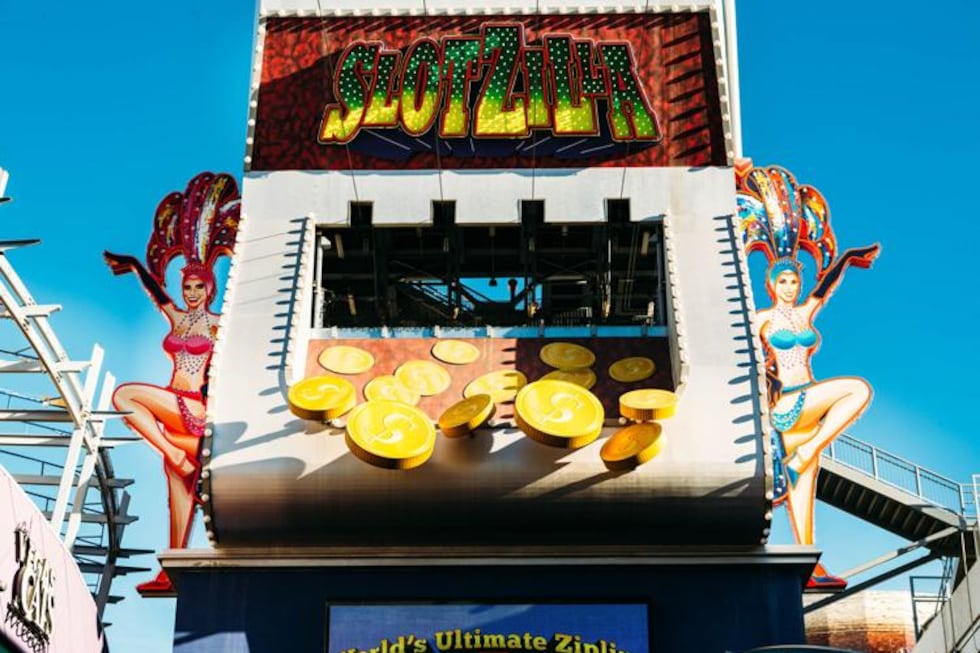 Fremont Street Experience ha lanzado un nuevo paquete llamado 'Zip to Dip’, el cual combina...