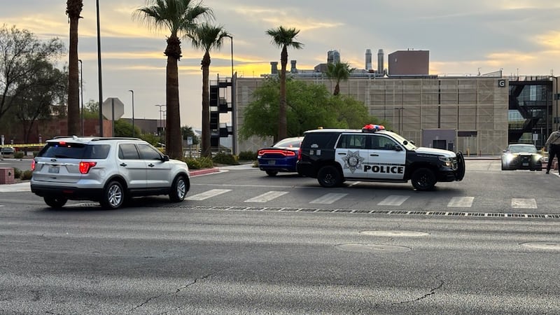 La policía de Las Vegas investiga un tiroteo en el que se vio involucrado un agente, ocurrido...