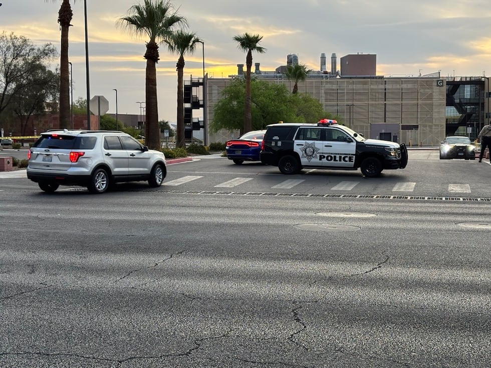 La policía de Las Vegas investiga un tiroteo en el que se vio involucrado un agente, ocurrido...