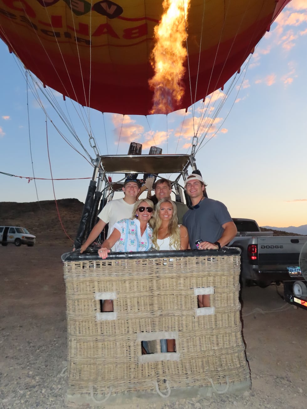 El paseo en globo aerostático de una familia termina con un aterrizaje brusco y heridos cerca...