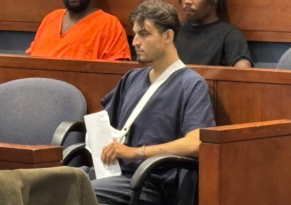 Conductor adolescente acusado de choque mortal de 12 vehículos permanece detenido sin derecho...