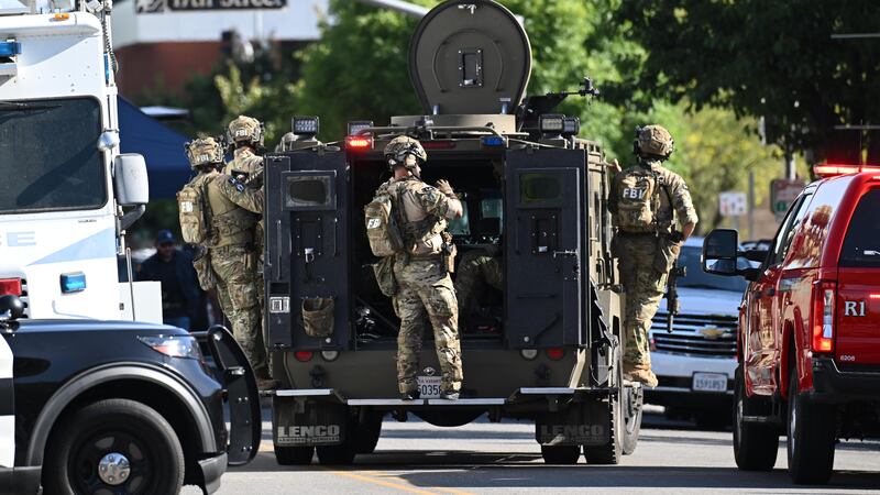 Agentes del FBI cerca del lugar donde un hombre tomó rehenes en Bakersfield, California, el 2...