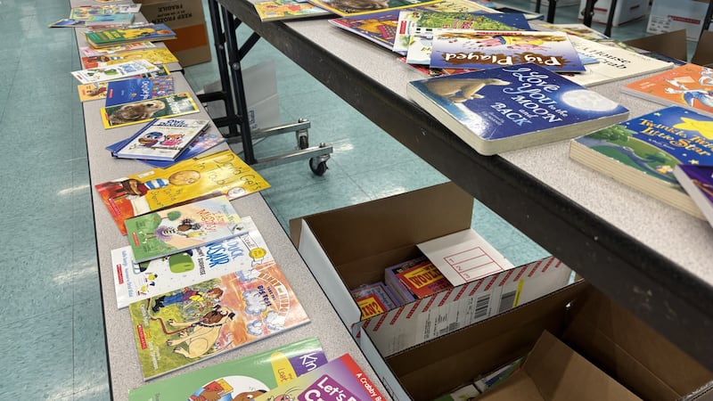 Los estudiantes de la Escuela Primaria Hewetson comenzaron temprano la Semana de la Lectura de...