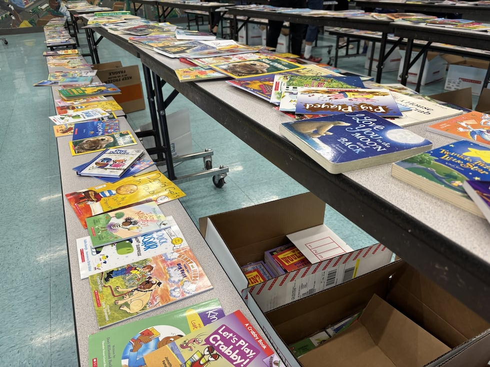 Los estudiantes de la Escuela Primaria Hewetson comenzaron temprano la Semana de la Lectura de...