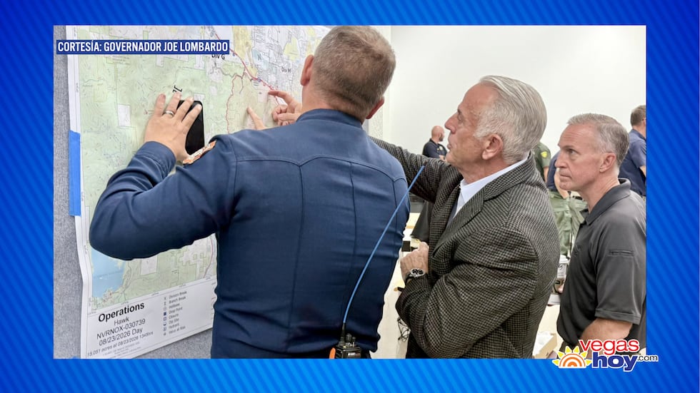 El gobernador Joe Lombardo se reúne con los equipos que combaten el incendio Hawk en el norte...
