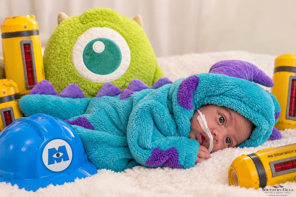 El personal del hospital Southern Hills vistió a los bebés de la unidad de cuidados intensivos...