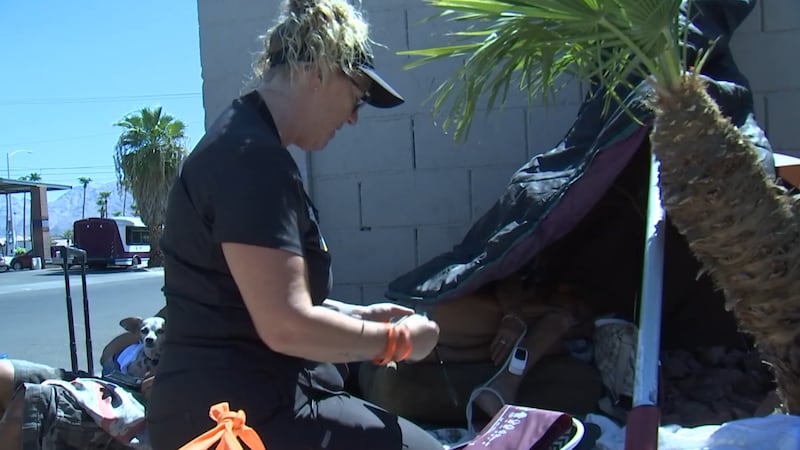 Enfermera lleva atención médica a personas sin hogar durante la ola de calor en Las Vegas