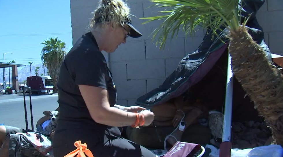 Enfermera lleva atención médica a personas sin hogar durante la ola de calor en Las Vegas