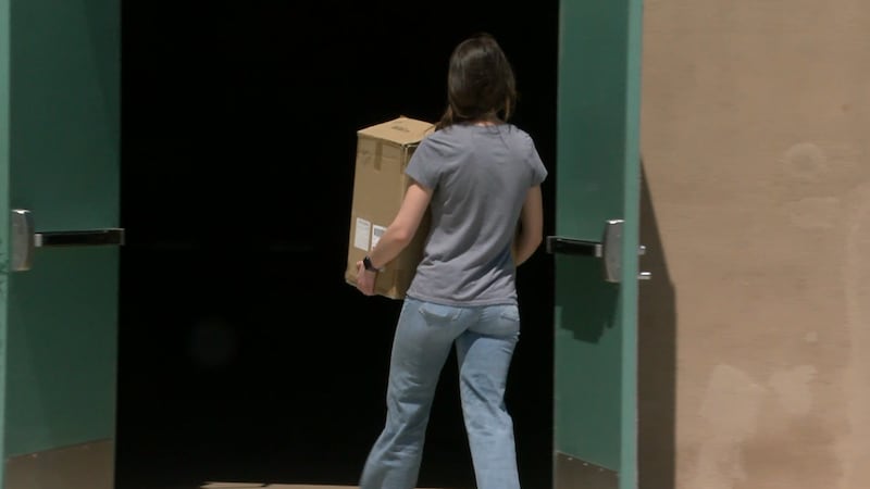 Agentes inmobiliarios de Las Vegas donan bicicletas y ropa a jóvenes sin hogar