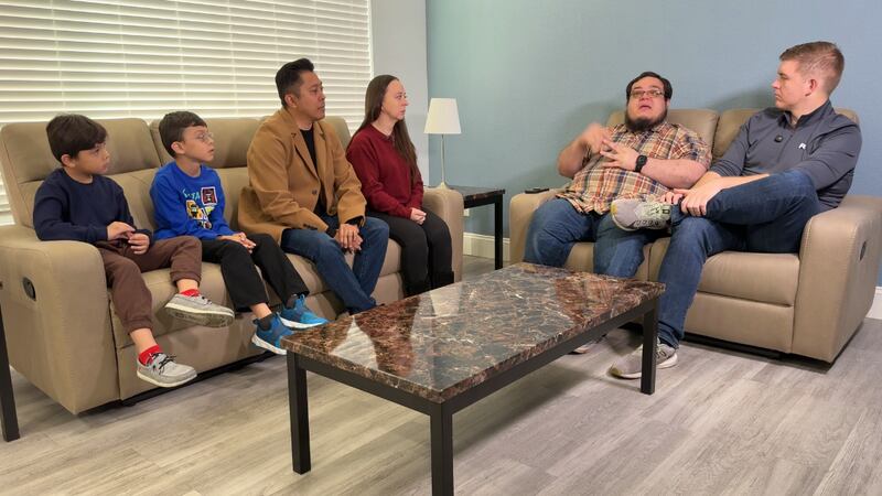 La familia Dauz habla sobre su vida y su nuevo hogar, después de que un devastador choque...