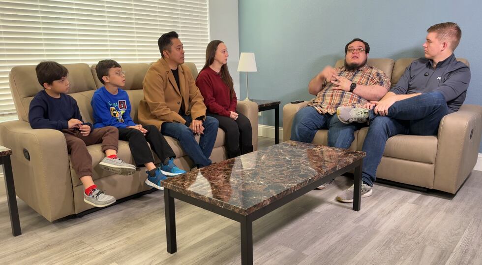 La familia Dauz habla sobre su vida y su nuevo hogar, después de que un devastador choque...