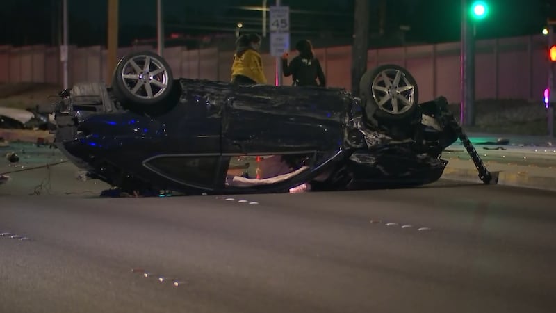 La policía de Las Vegas está investigando un choque con vuelco ocurrido en la intersección de...