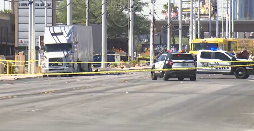 Una persona falleció y otras dos se encuentran hospitalizadas tras un choque entre un vehículo...
