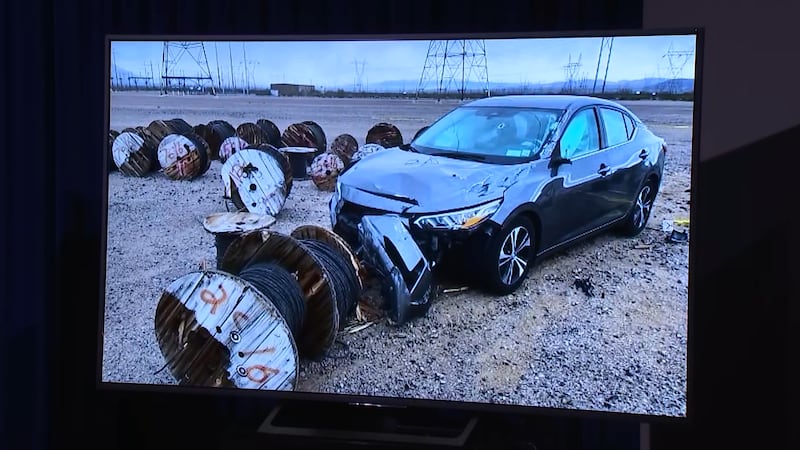 La policía de Las Vegas afirma estar investigando un incidente en el que un auto se estrelló...