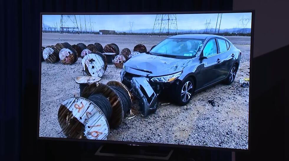 La policía de Las Vegas afirma estar investigando un incidente en el que un auto se estrelló...
