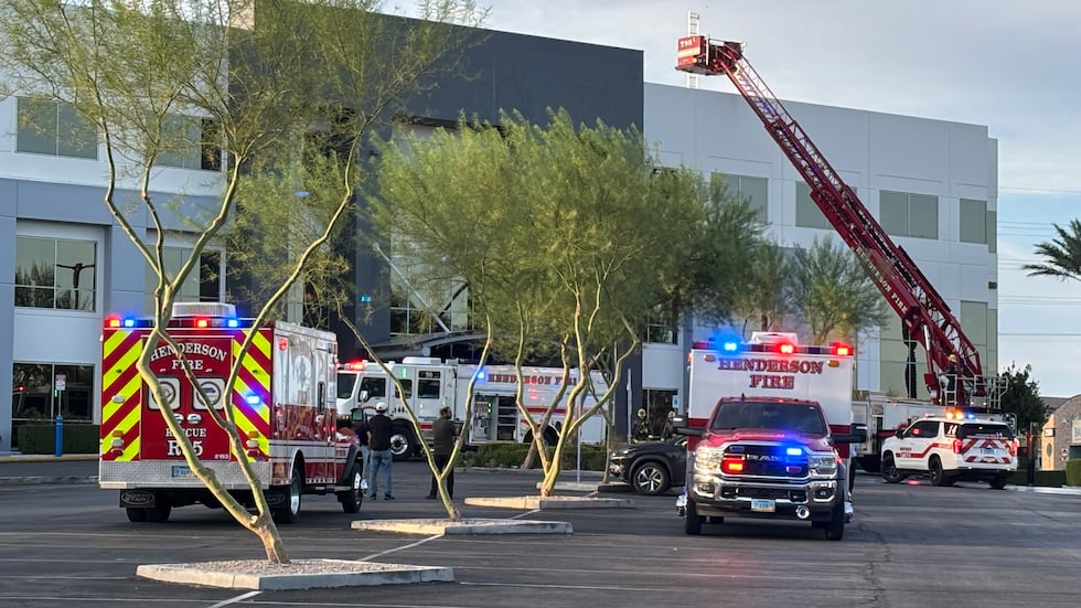 Equipos de bomberos de Henderson combaten un incendio en un establecimiento comercial en St....