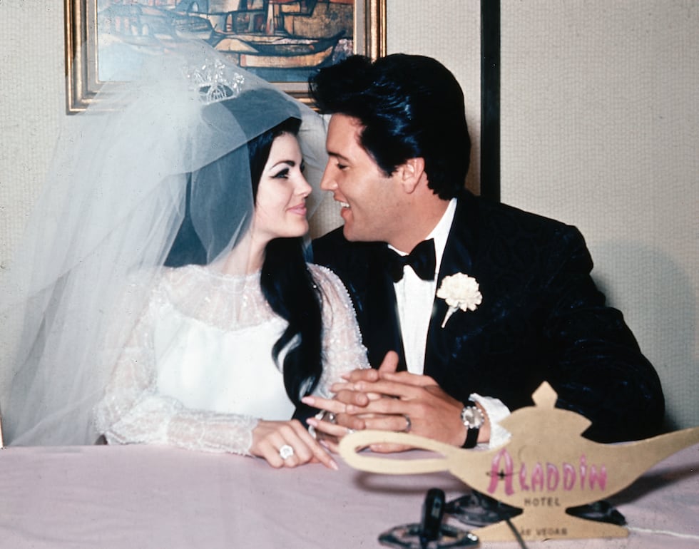 El cantante Elvis Presley y su esposa, Priscilla Beaulieu, aparecen en el Hotel Aladdin de Las...