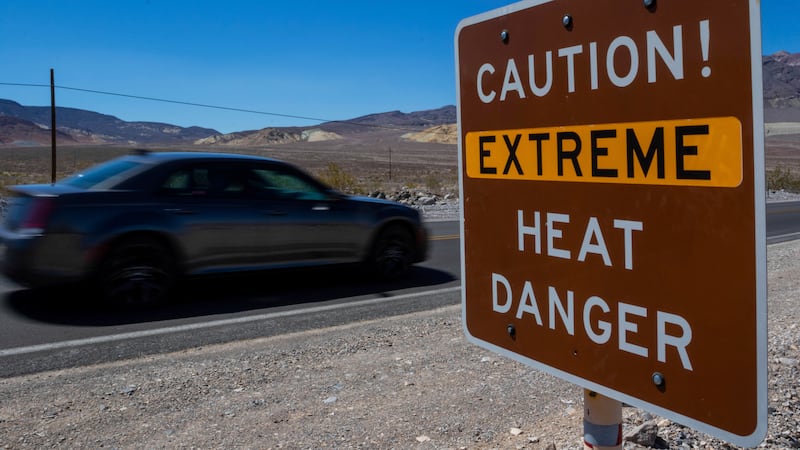 Un letrero advierte sobre el calor extremo el martes 11 de julio de 2023 en el Parque Nacional...