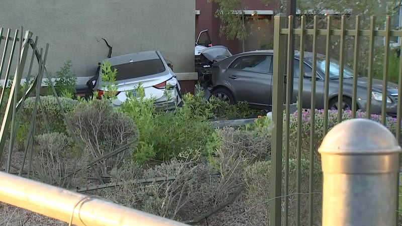 Agentes de la Policía Metropolitana de Las Vegas están respondiendo a un choque contra un...