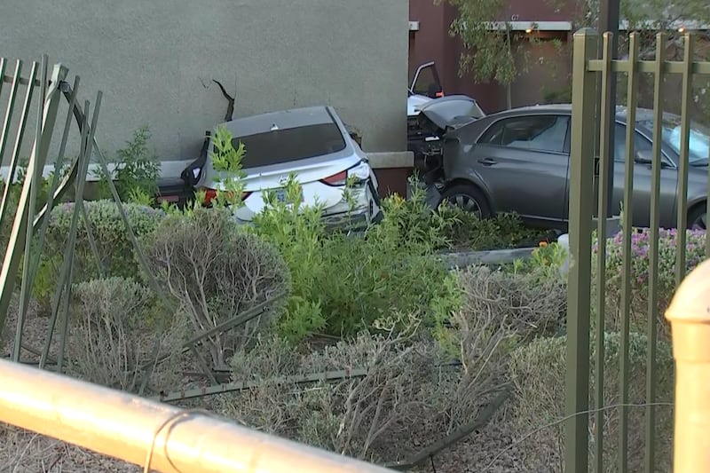 Agentes de la Policía Metropolitana de Las Vegas están respondiendo a un choque contra un...
