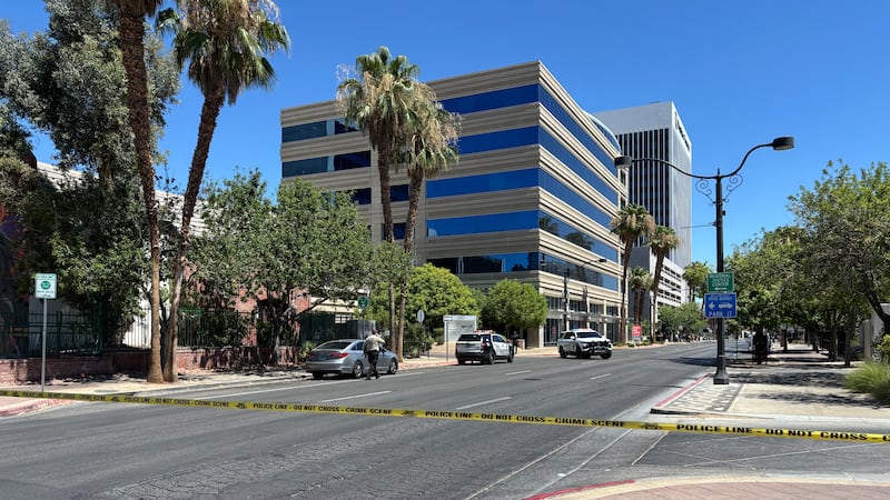 Hallan un objeto sospechoso en un estacionamiento del centro de Las Vegas; calles cerradas...