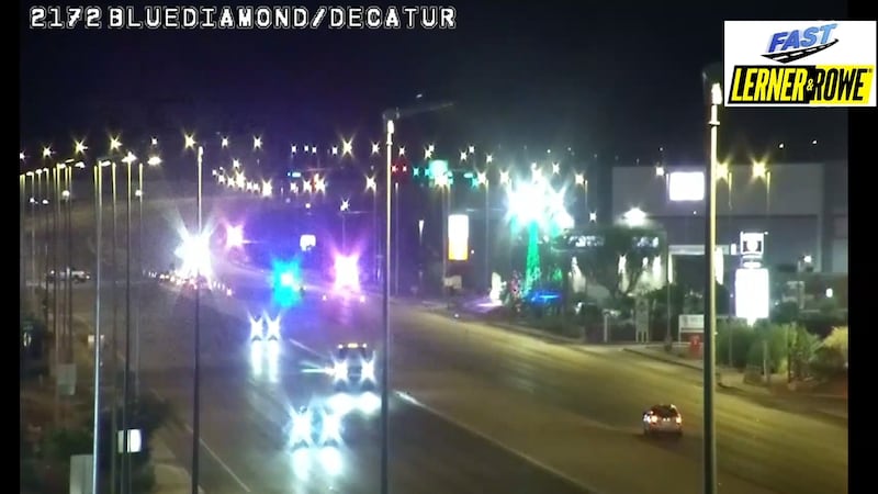 La Policía Metropolitana de Las Vegas respondió a informes de un choque que involucró a un...