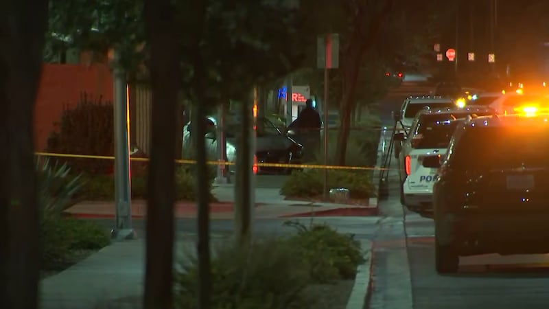 La policía dice que un hombre murió después de que los oficiales lo encontraron en el asiento...