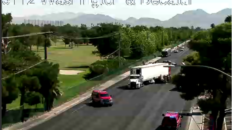 Los vehículos de emergencia responden a un choque en Washington Avenue cerca de Decatur...