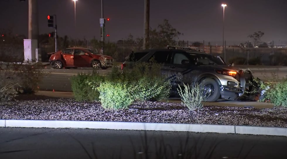 Se cree que un vehículo de la Policía Estatal de Nevada estuvo involucrado en un choque en el...