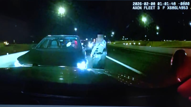 Mujer apunta con un arma a oficiales de la Patrulla de Carreteras de Nevada