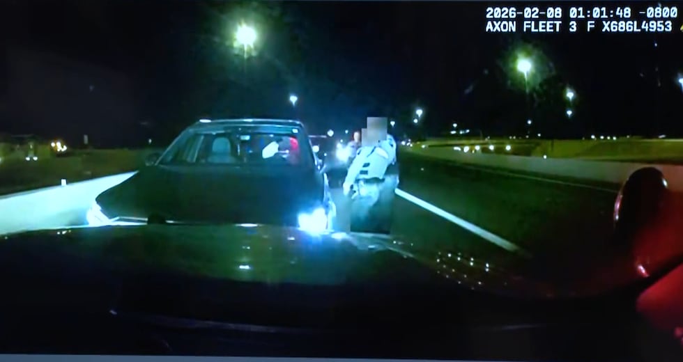 Mujer apunta con un arma a oficiales de la Patrulla de Carreteras de Nevada