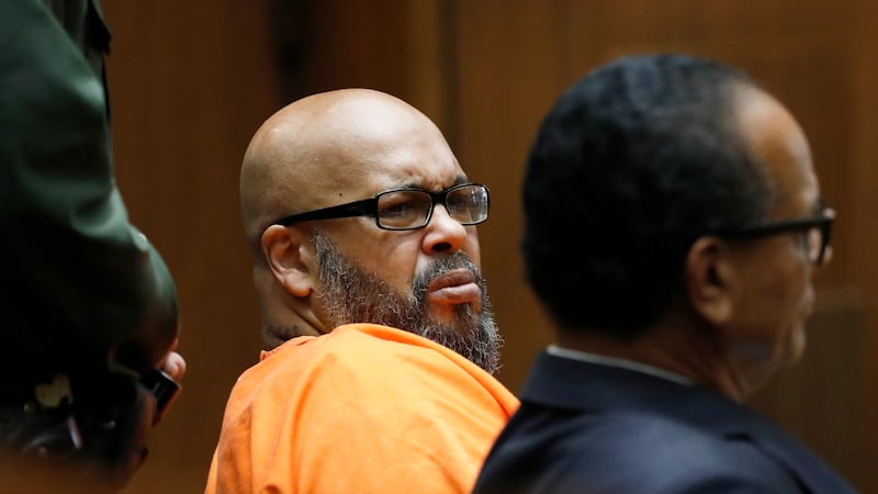 El exmagnate del rap Marion "Suge" Knight (a la izquierda), junto a su abogado defensor Albert...