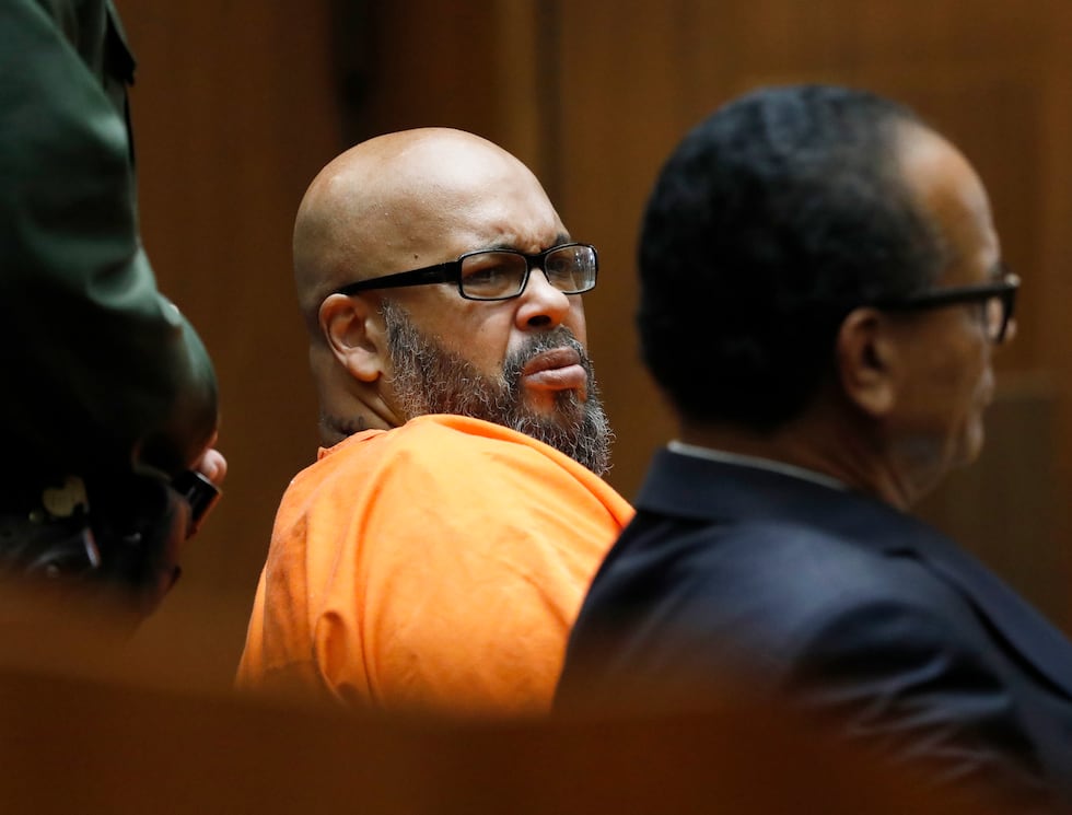 El exmagnate del rap Marion "Suge" Knight (a la izquierda), junto a su abogado defensor Albert...