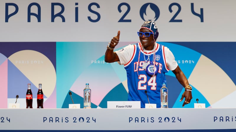 Flavor Flav en su conferencia de prensa para el equipo de Waterpolo de Estados Unidos