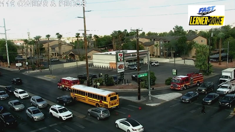 Choque de autobús escolar en el este de Las Vegas provoca cierre de calles, según la RTC