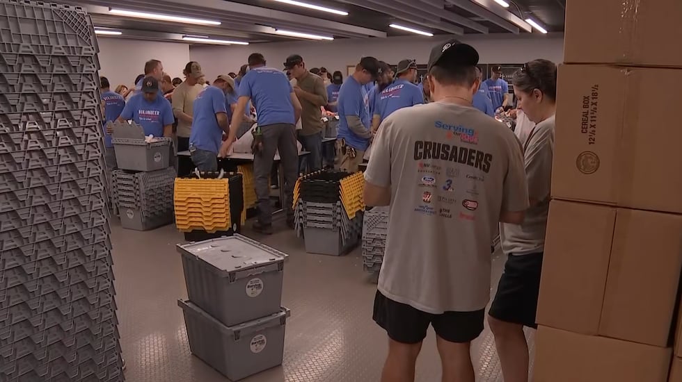 Empleados de NV Energy prepararon 18.000 bolsas de comida para el fin de semana destinadas a...
