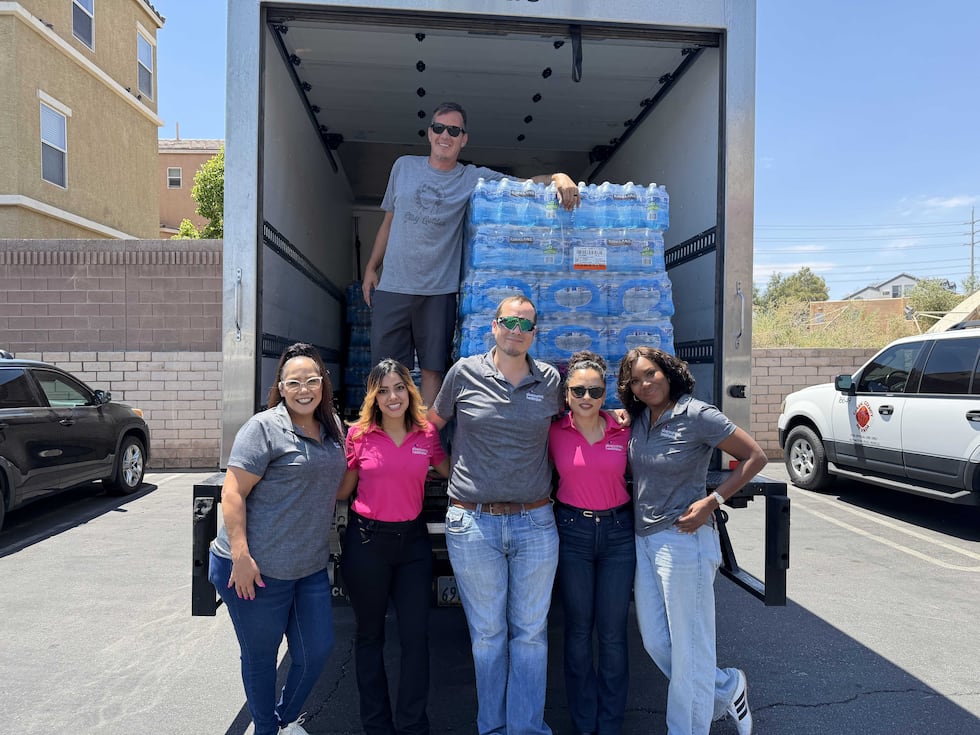 SilverSummit Healthplan ha donado más de 13.000 botellas de agua para ayudar a grupos...