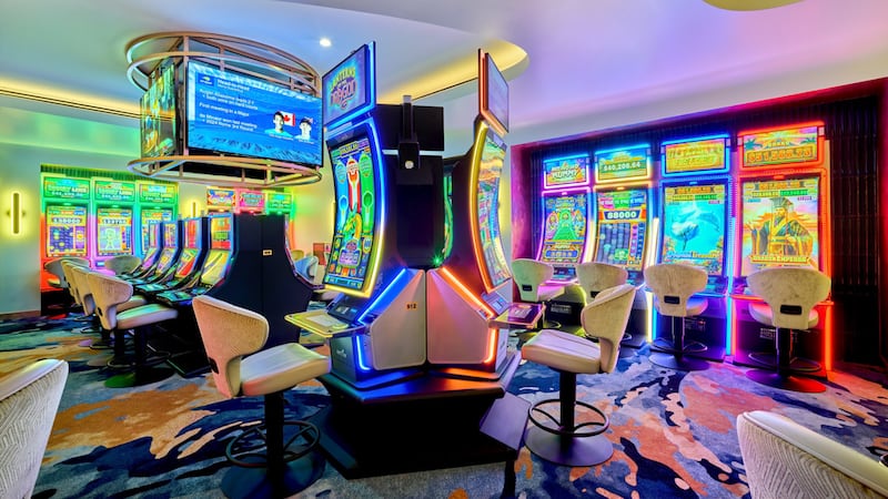 El JW Marriott Las Vegas y el Rampart Casino están renovando su imagen, según un comunicado de...