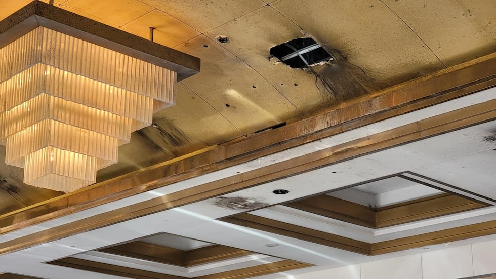 Aún se pueden observar los daños en el hotel Trump tras la explosión de la Cybertruck en Las...