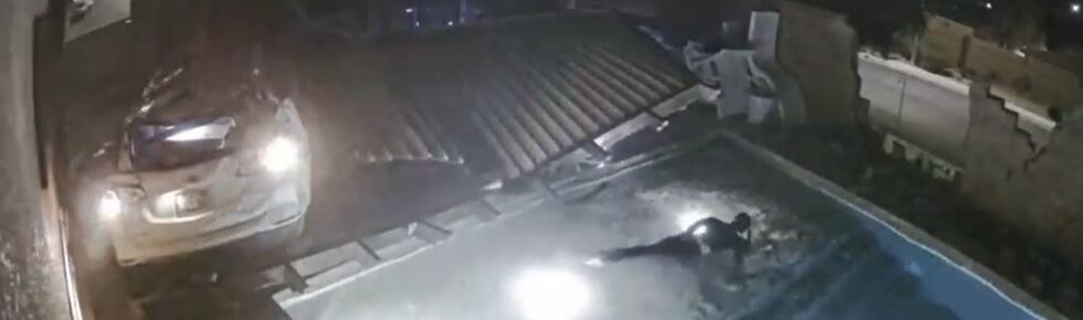 Un video de vigilancia en el sur de Nevada muestra un coche volando por el aire antes de que...