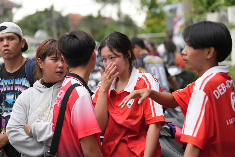 Una estudiante llora en el exterior de su escuela, donde se reportaron fallecidos y heridos...