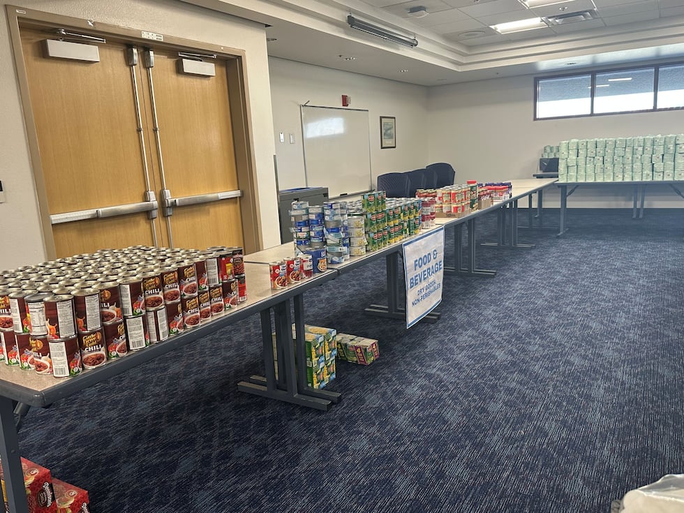 El Aeropuerto Internacional Harry Reid ha reabierto su despensa de alimentos para los...