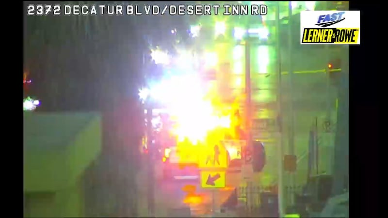 Un operativo policial interrumpe el tráfico en Desert Inn Road, cerca de Decatur Boulevard.