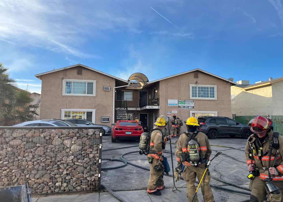 Siete adultos y tres niños se quedaron sin hogar después de un incendio en una casa el...