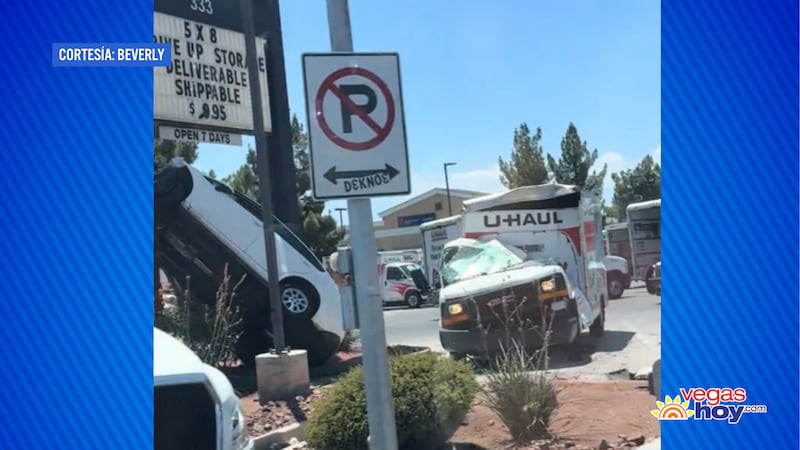 La policía de Las Vegas investiga un accidente con fuga después de que un sedán blanco chocara...