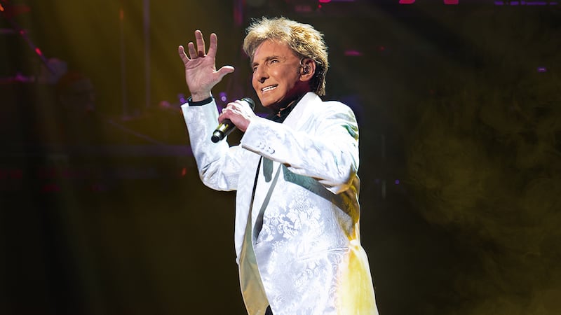 Barry Manilow pospone sus conciertos en estadios debido al descubrimiento de una “mancha...