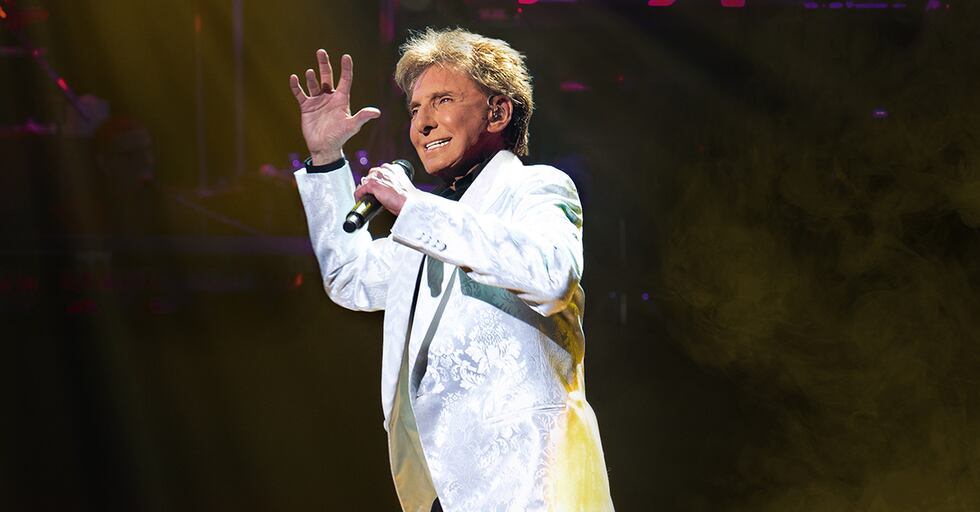 Barry Manilow pospone sus conciertos en estadios debido al descubrimiento de una “mancha...